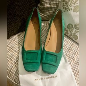 Ann Mashburn green suede buckle heels 42